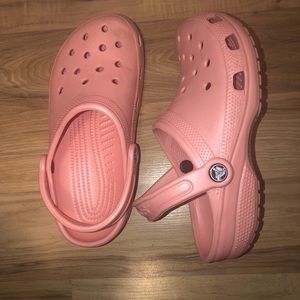 pink size 6 women’s crocs